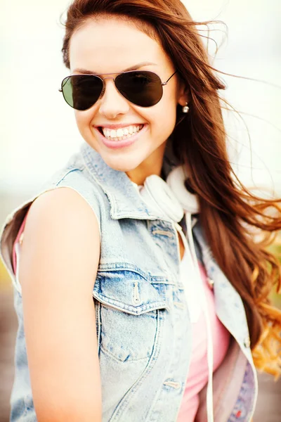 Ragazza adolescente fuori — Foto Stock