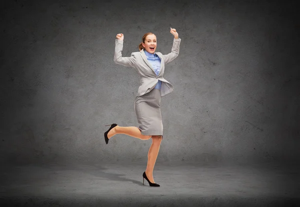 Glückliche Frau springt mit erhobenen Händen — Stockfoto