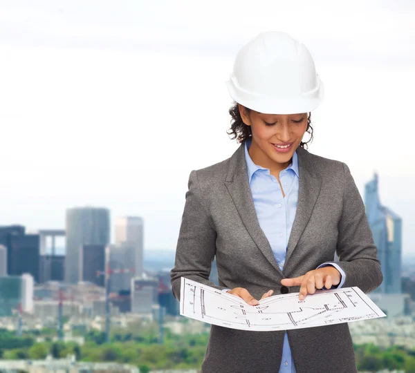 Mulher de negócios em capacete branco com planta — Fotografia de Stock