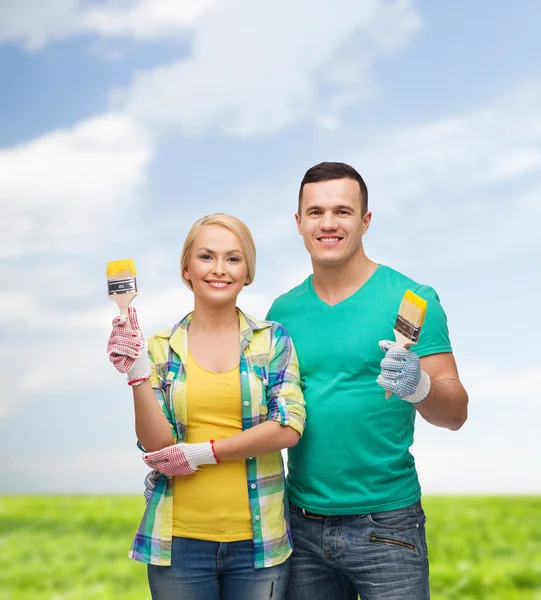 Lächelndes Paar mit Pinsel — Stockfoto