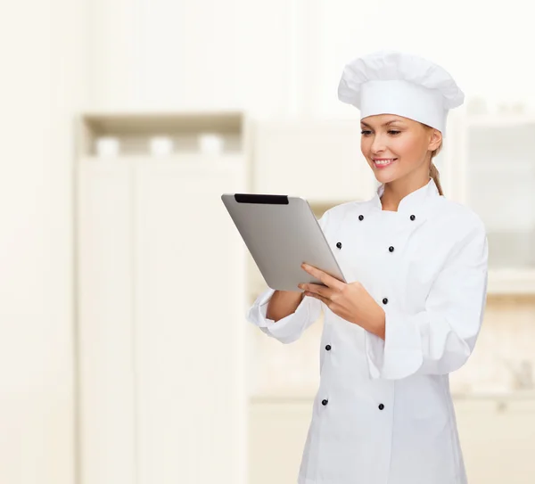 Sorrindo chef feminino com computador tablet pc — Fotografia de Stock