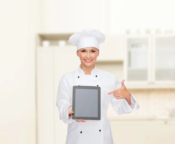 Chef femenino sonriente con pantalla en blanco tablet pc — Foto de Stock