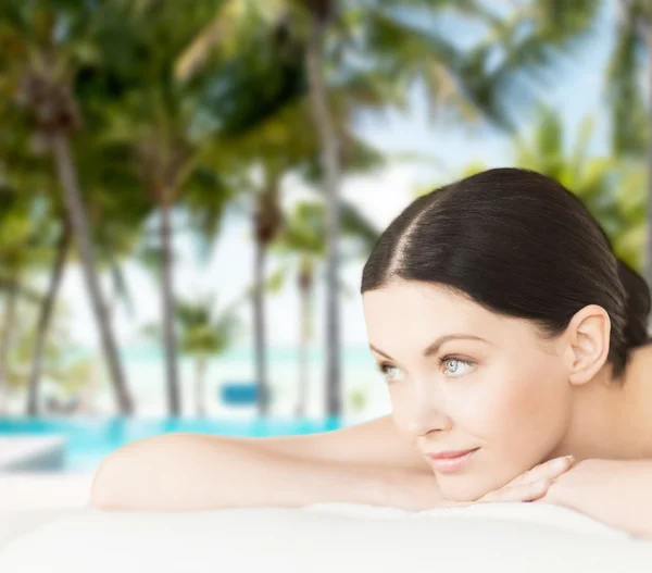 Smiling woman in spa salon — Stock Photo, Image