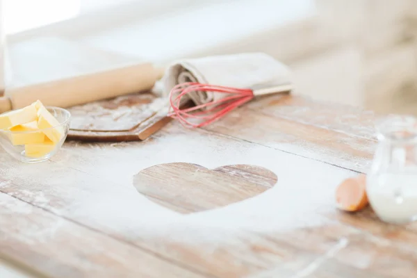 自宅で木製のテーブルの上に小麦粉の心のクローズ アップ — ストック写真
