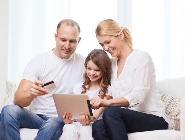 Parents and girl with tablet pc and credit card — Stock Photo, Image