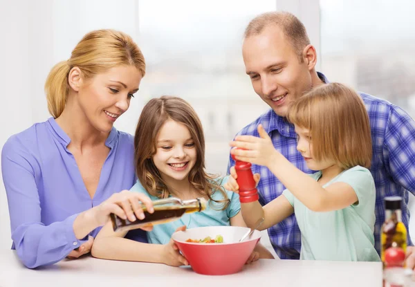 Счастливая семья с двумя детьми, питающаяся дома — стоковое фото