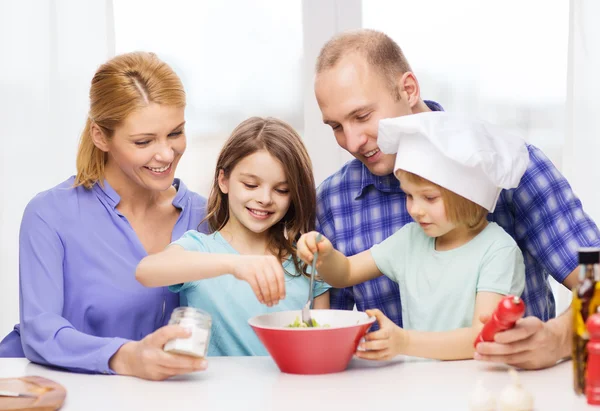 Šťastná rodina s dvěma dětmi jíst doma — Stock fotografie