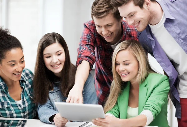 Studenten kijken naar tablet pc in lezing op school — Stockfoto