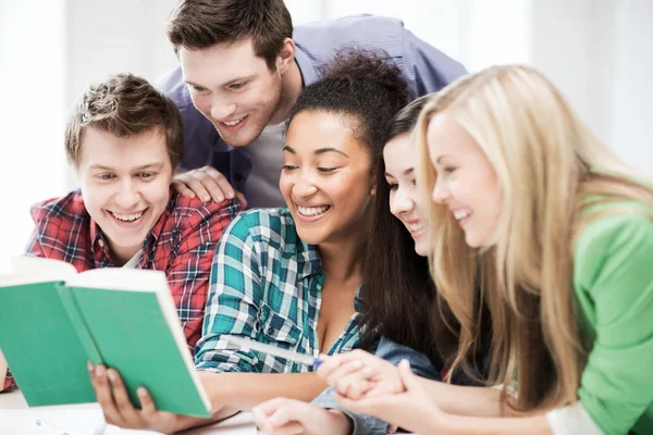 Estudantes lendo livro na escola — Fotografia de Stock