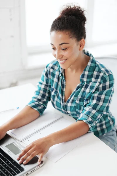 Internationell student tjej med laptop på skolan — Stockfoto