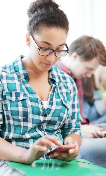 Studente ragazza con smartphone a scuola — Foto Stock