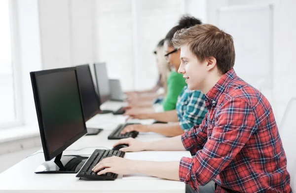 计算机在学校学习的学生 — 图库照片