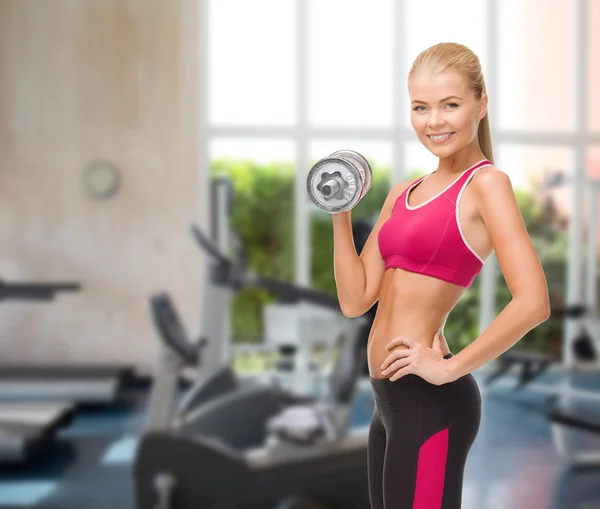 Lachende vrouw met zware stalen dumbbell — Stockfoto