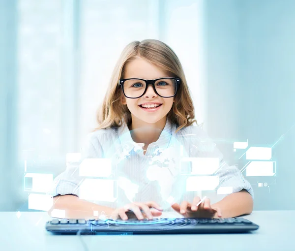 Chica estudiante con teclado y pantalla virtual —  Fotos de Stock