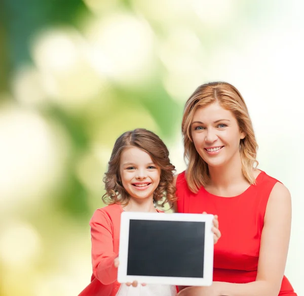 Sonriente madre e hija con tableta pc —  Fotos de Stock