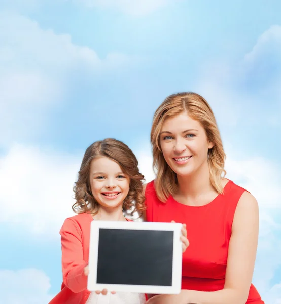 Sorrindo mãe e filha com tablet pc — Fotografia de Stock