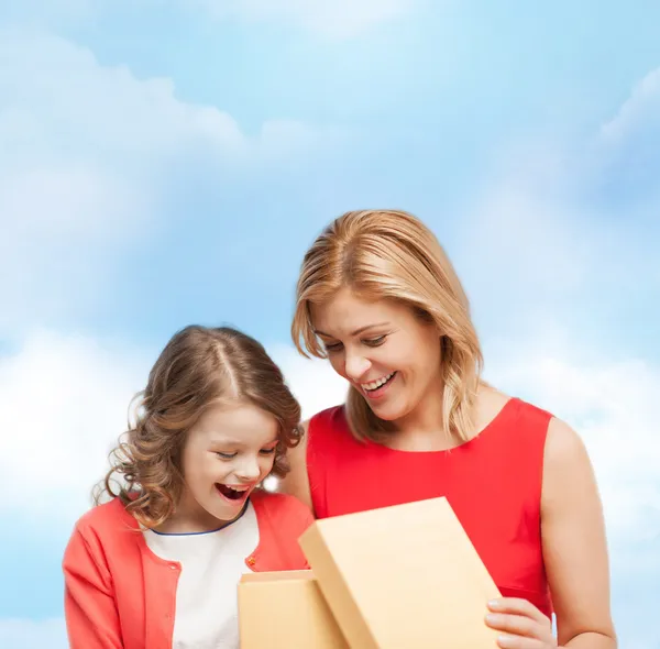 Lachende moeder en dochter met de doos van de gift — Stockfoto