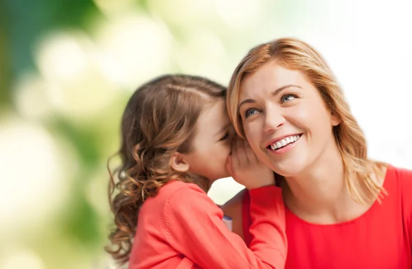 Lächelnde Mutter und Tochter flüstern Klatsch — Stockfoto