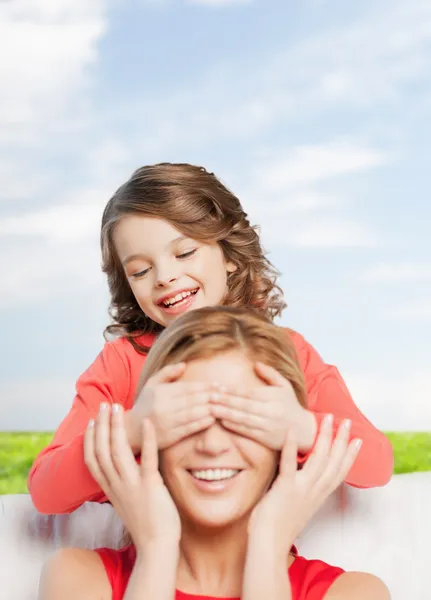 Mère et fille souriantes faisant une blague — Photo