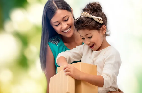 Hediye kutusu ile mutlu anne ve çocuk kız — Stok fotoğraf