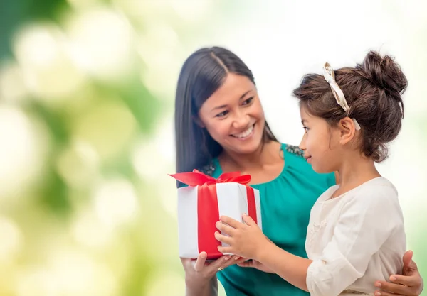 Gelukkig moeder en kind meisje met doos van de gift — Stockfoto