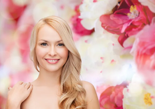 Rosto e ombros de mulher feliz com cabelo comprido — Fotografia de Stock