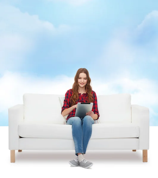Εφηβικό κορίτσι που κάθεται στον καναπέ με τα tablet pc — Φωτογραφία Αρχείου