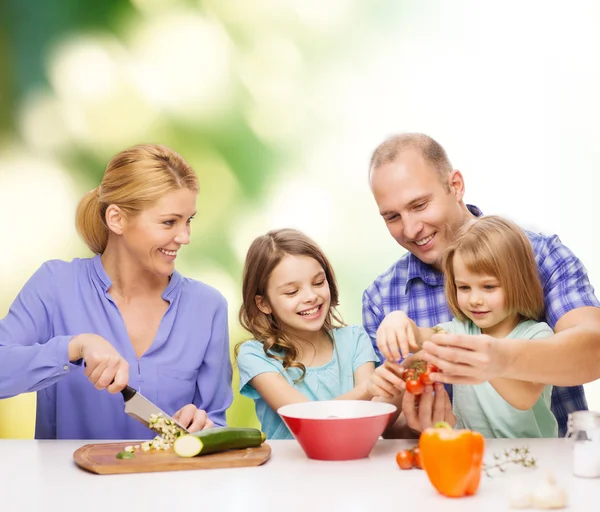 Família feliz com dois filhos fazendo o jantar em casa — Fotografia de Stock