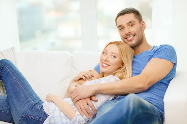 Sonriendo feliz pareja en casa —  Fotos de Stock