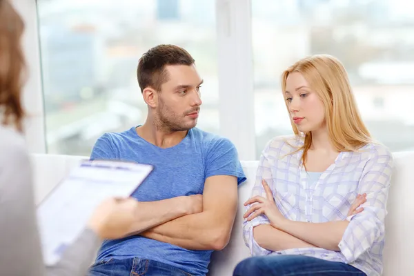 Young couple with a problem at psychologist office — Stock Photo, Image