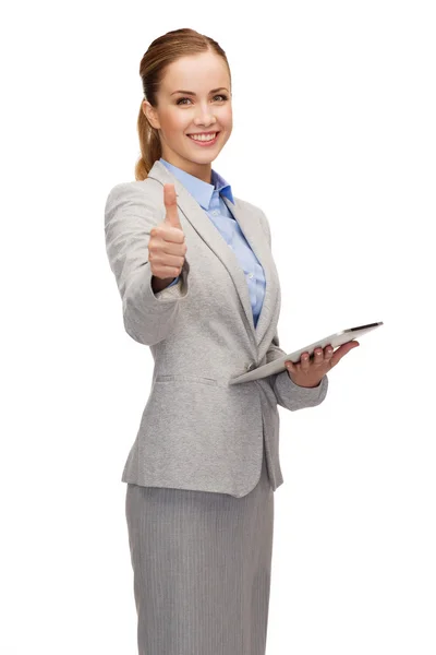 Sorrindo mulher olhando para tablet pc computador — Fotografia de Stock