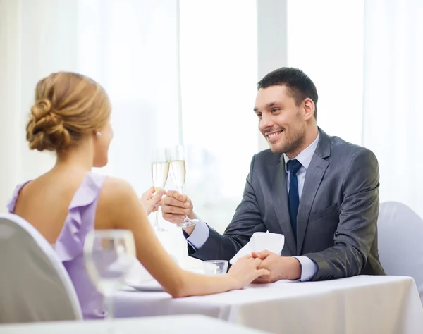 Pareja con copas de champán en el restaurante — Foto de Stock