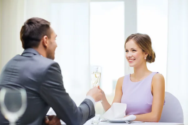 Casal com copos de champanhe no restaurante — Fotografia de Stock