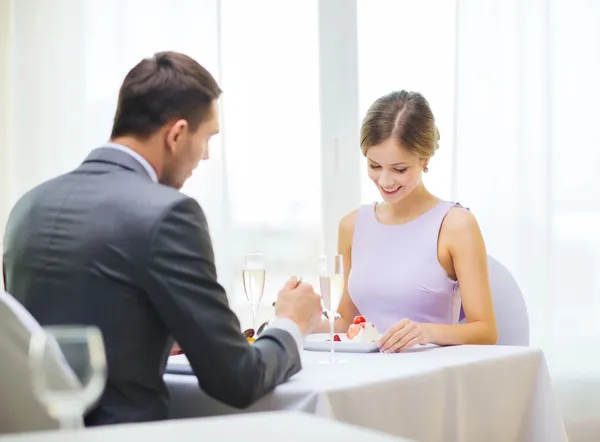 Sorrindo casal comer sobremesa no restaurante — Fotografia de Stock