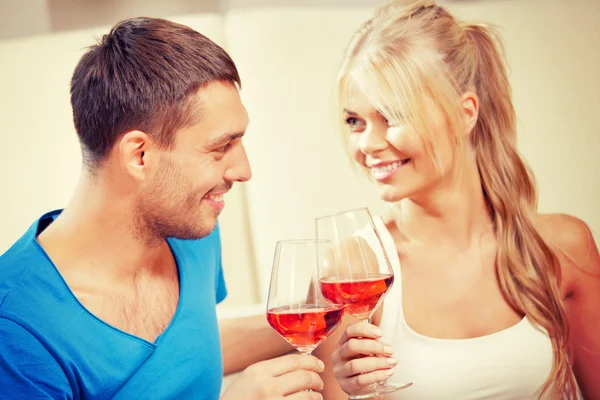 Pareja romántica bebiendo vino — Foto de Stock