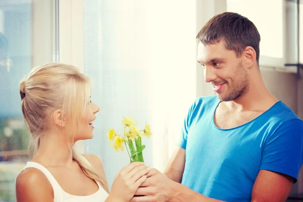 Pareja romántica con flores — Foto de Stock