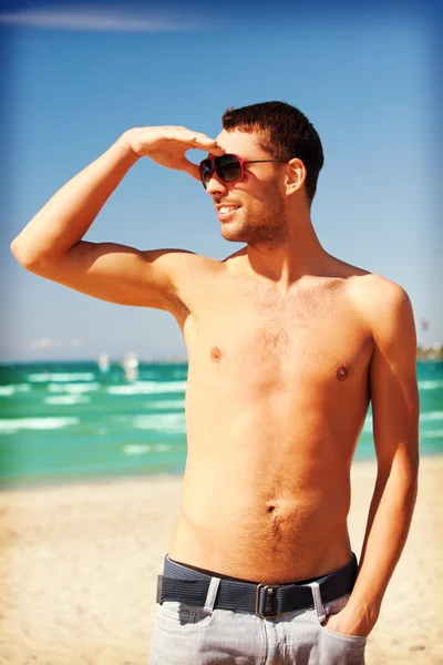 Gelukkig lachende man op het strand — Stockfoto