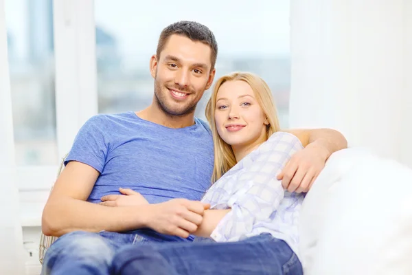 Lachende gelukkige paar thuis — Stockfoto