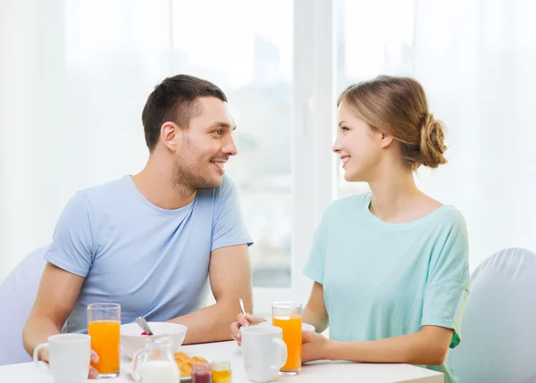 Gülümseyen çift evde kahvaltı — Stok fotoğraf