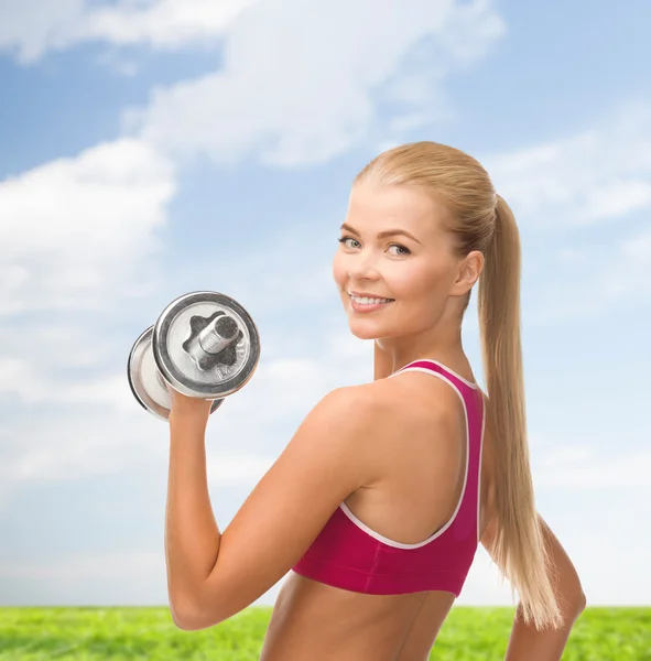 Lachende vrouw met zware stalen dumbbell — Stok fotoğraf