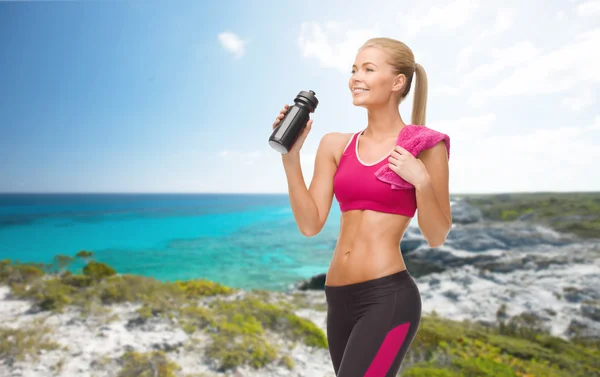 Sportliche Frau trinkt Wasser aus Sportlerflasche — Stockfoto