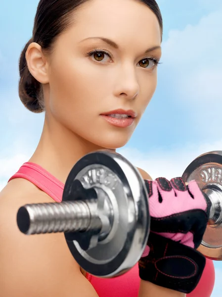 Asiático deportivo mujer con pesado dumbbell —  Fotos de Stock