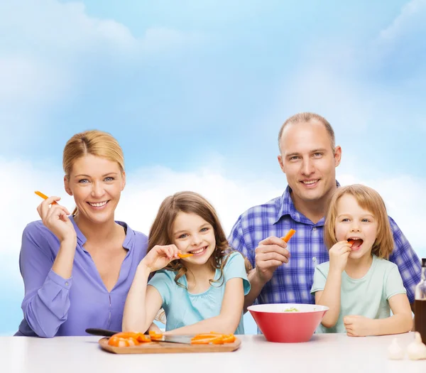 Gelukkig gezin met twee kinderen eten thuis — Stockfoto