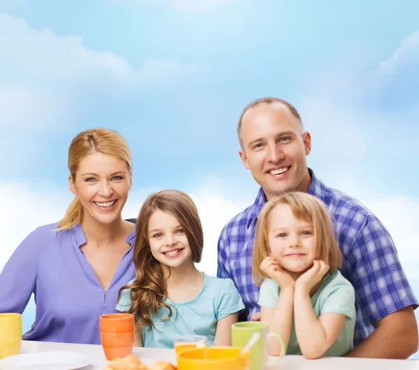 İki çocuklu kahvaltı ile mutlu bir aile — Stok fotoğraf