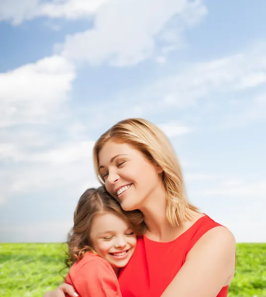 Abrazando a madre e hija —  Fotos de Stock