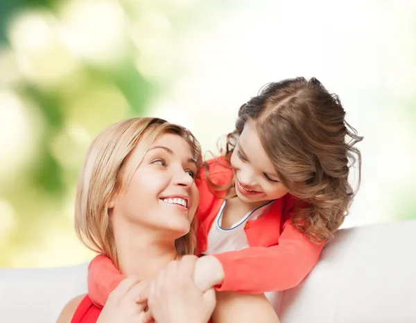 Sorridente madre e figlia abbracciare Immagine Stock