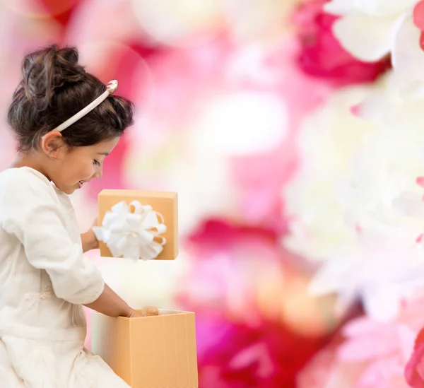 Happy child girl with gift box — Stock Photo, Image