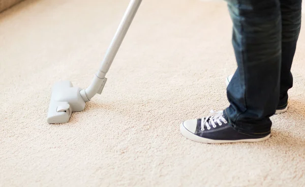 Dekat dengan laki-laki hoovering karpet — Stok Foto