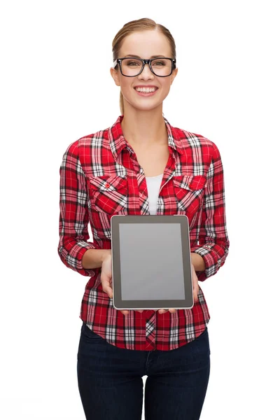 Chica sonriente con pantalla de PC tableta en blanco —  Fotos de Stock