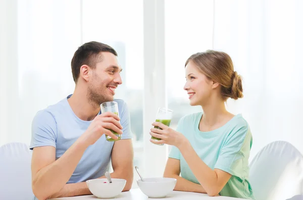 Pareja sonriente desayunando en casa —  Fotos de Stock